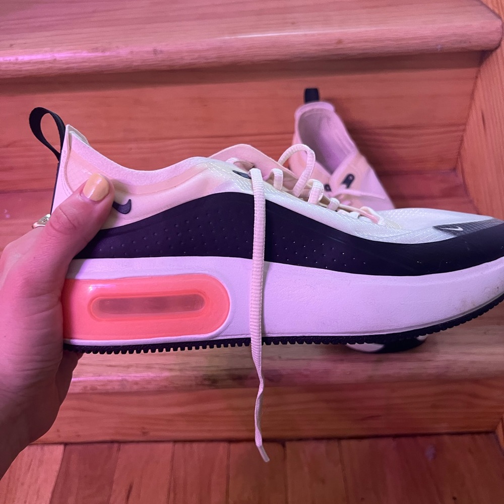 NEW: Nike Air Max Women's Size 8
